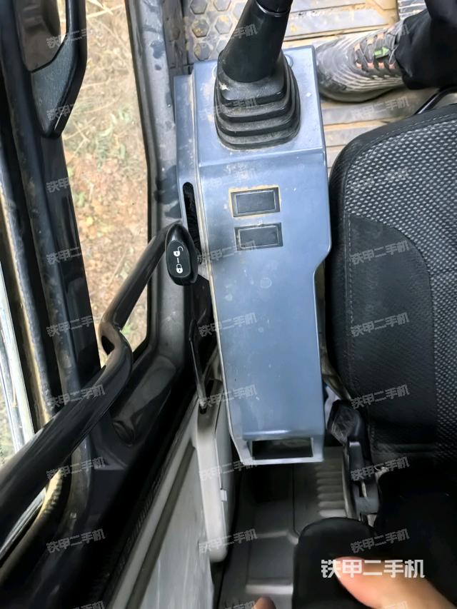 座椅右側(cè)控制臺(tái)/鑰匙門/油門/含右手柄（駕駛室部分）