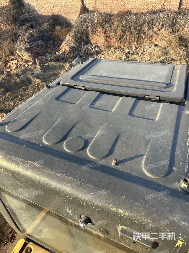 駕駛室頂部（整機外觀）