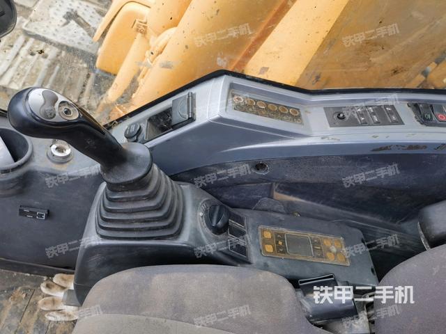 座椅右側(cè)控制臺(tái)/鑰匙門(mén)/油門(mén)/含右手柄（駕駛室部分）