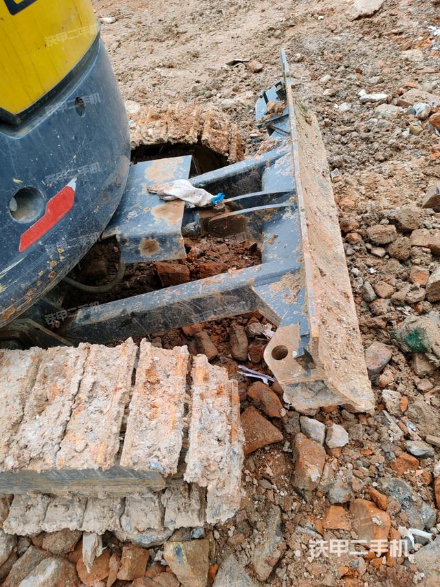 轉(zhuǎn)盤和下車架正前（工作和回轉(zhuǎn)裝置）