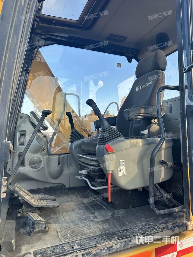 駕駛室整體（整機外觀）