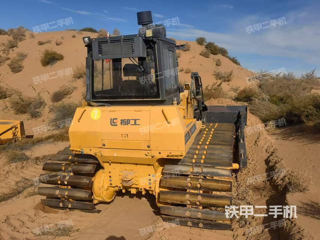 整機右后45°(設(shè)備外觀及核心部件) 整機右后45°(設(shè)備外觀及核心部件)