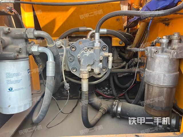 液壓泵艙室正面整體（整機外觀）