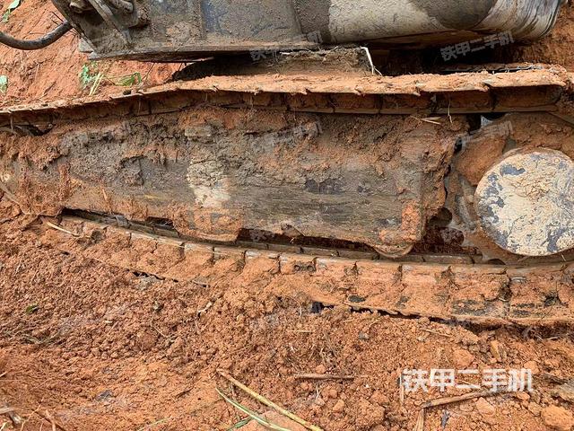單側(cè)履帶整體(整機(jī)外觀) 單側(cè)履帶整體(整機(jī)外觀)