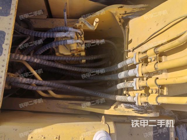 回轉(zhuǎn)馬達(dá)和主控閥(整機(jī)外觀) 回轉(zhuǎn)馬達(dá)和主控閥(整機(jī)外觀)
