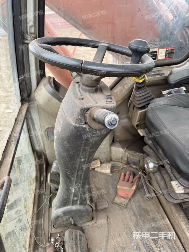 駕駛室整體(整機(jī)外觀) 駕駛室整體(整機(jī)外觀)