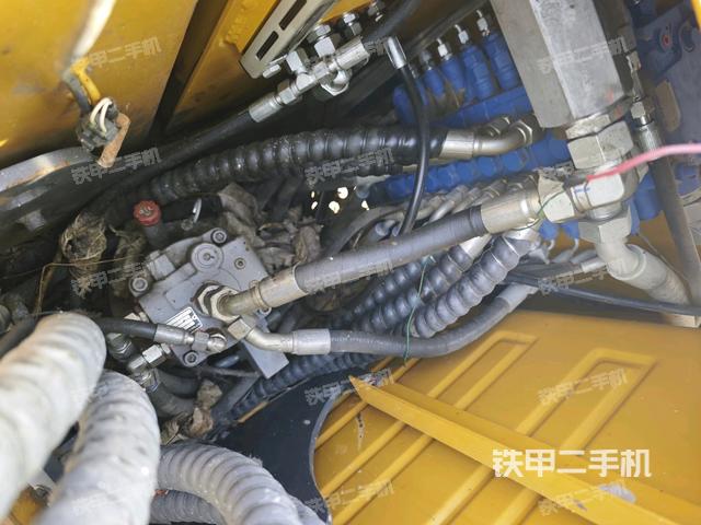回轉(zhuǎn)馬達(dá)和主控閥(整機(jī)外觀) 回轉(zhuǎn)馬達(dá)和主控閥(整機(jī)外觀)
