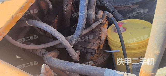 回轉(zhuǎn)馬達(dá)和主控閥（整機(jī)外觀）