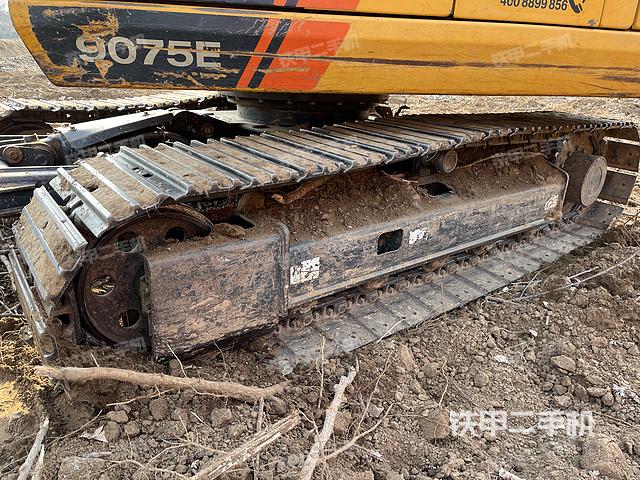 單側(cè)履帶整體(整機(jī)外觀) 單側(cè)履帶整體(整機(jī)外觀)