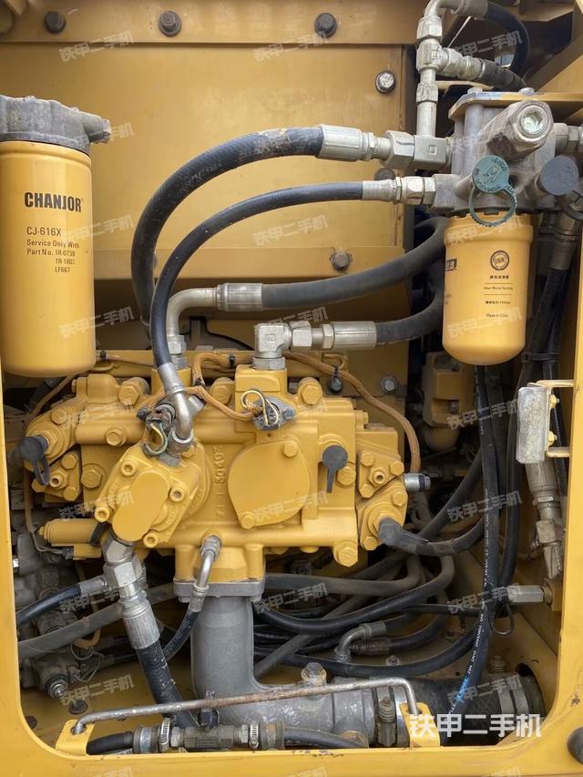 液壓泵艙室正面整體(整機(jī)外觀) 液壓泵艙室正面整體(整機(jī)外觀)