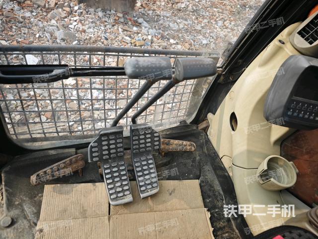 行走控制手柄和踏板?俯拍(駕駛室部分) 行走控制手柄和踏板?俯拍(駕駛室部分)