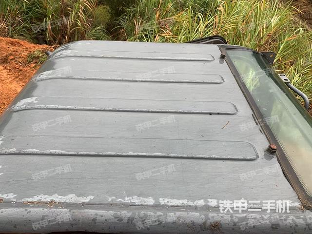 駕駛室頂部(整機(jī)外觀) 駕駛室頂部(整機(jī)外觀)