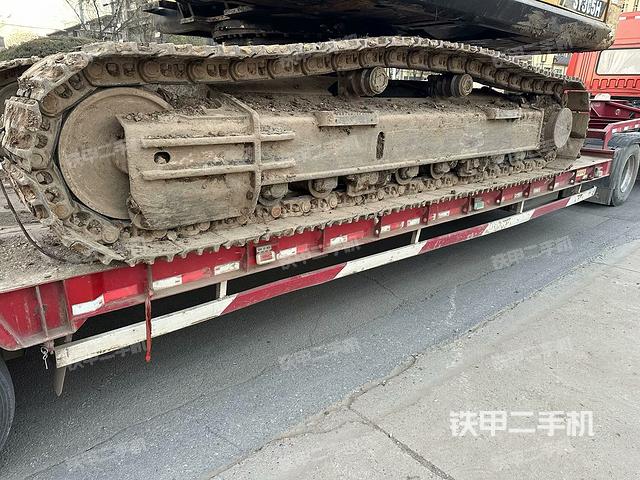 單側(cè)履帶整體(整機(jī)外觀) 單側(cè)履帶整體(整機(jī)外觀)