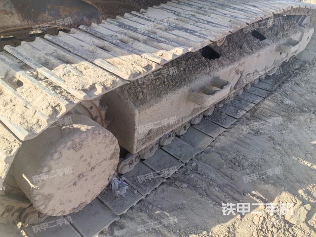 單側(cè)履帶整體(整機(jī)外觀) 單側(cè)履帶整體(整機(jī)外觀)