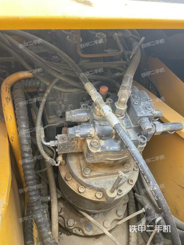 回轉(zhuǎn)馬達(dá)和主控閥（整機(jī)外觀）