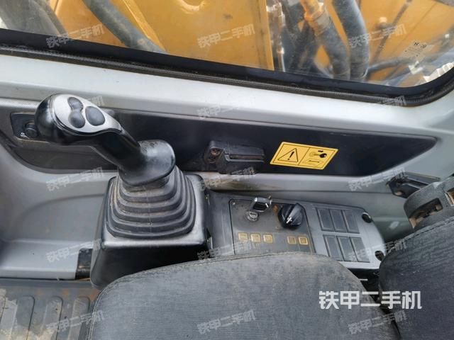 座椅右側(cè)控制臺(tái)/鑰匙門/油門/含右手柄(駕駛室部分) 座椅右側(cè)控制臺(tái)/鑰匙門/油門/含右手柄(駕駛室部分)