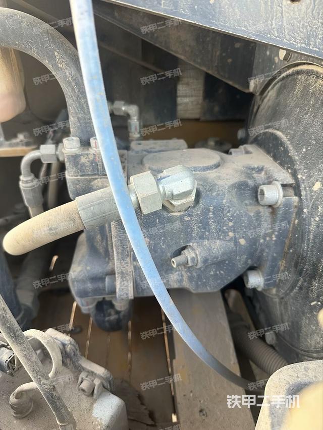 液壓泵艙室正面整體（整機外觀）