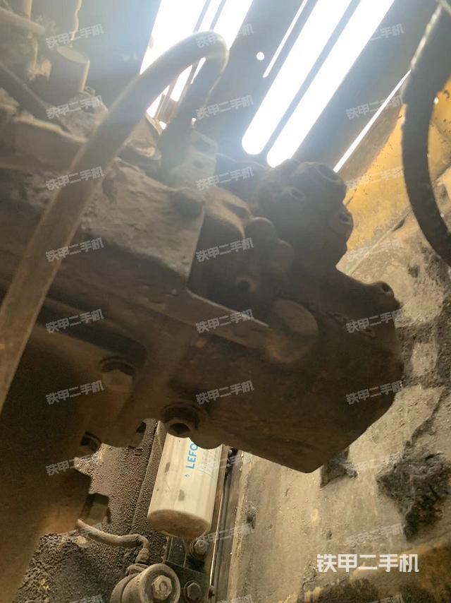 液壓泵艙室正面整體（整機外觀）