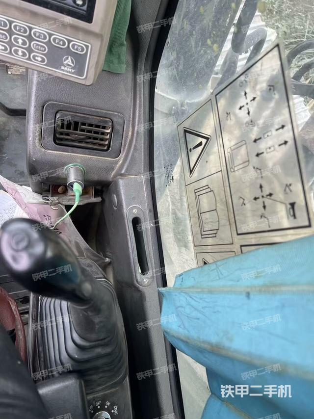 座椅左側控制臺/音響/含左手柄(駕駛室部分) 座椅左側控制臺/音響/含左手柄(駕駛室部分)