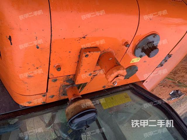 回轉(zhuǎn)馬達(dá)和主控閥(整機(jī)外觀) 回轉(zhuǎn)馬達(dá)和主控閥(整機(jī)外觀)