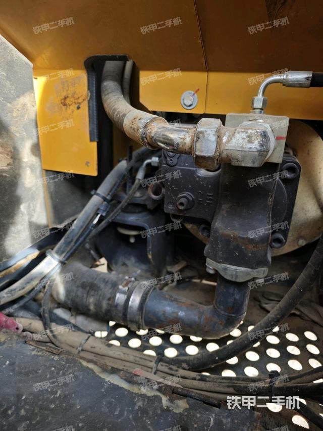 液壓泵艙室正面整體(整機(jī)外觀) 液壓泵艙室正面整體(整機(jī)外觀)