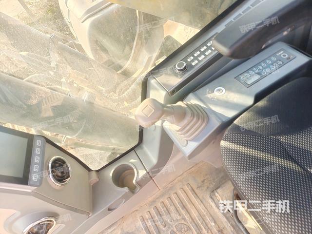 行走控制手柄和踏板?俯拍（駕駛室部分）