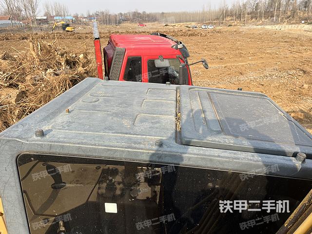 駕駛室頂部(整機(jī)外觀) 駕駛室頂部(整機(jī)外觀)