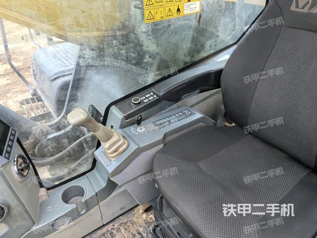 行走控制手柄和踏板?俯拍（駕駛室部分）