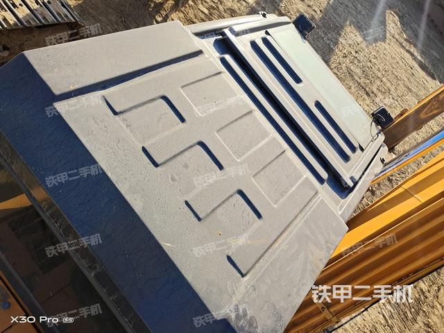 駕駛室頂部（整機外觀）