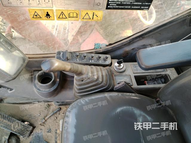 座椅右側(cè)控制臺(tái)/鑰匙門/油門/含右手柄(駕駛室部分) 座椅右側(cè)控制臺(tái)/鑰匙門/油門/含右手柄(駕駛室部分)