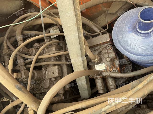 回轉(zhuǎn)馬達(dá)和主控閥(整機(jī)外觀) 回轉(zhuǎn)馬達(dá)和主控閥(整機(jī)外觀)