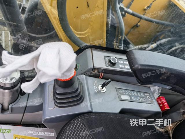 座椅右側(cè)控制臺(tái)/鑰匙門/油門/含右手柄(駕駛室部分) 座椅右側(cè)控制臺(tái)/鑰匙門/油門/含右手柄(駕駛室部分)