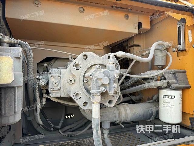 液壓泵艙室正面整體（整機外觀）