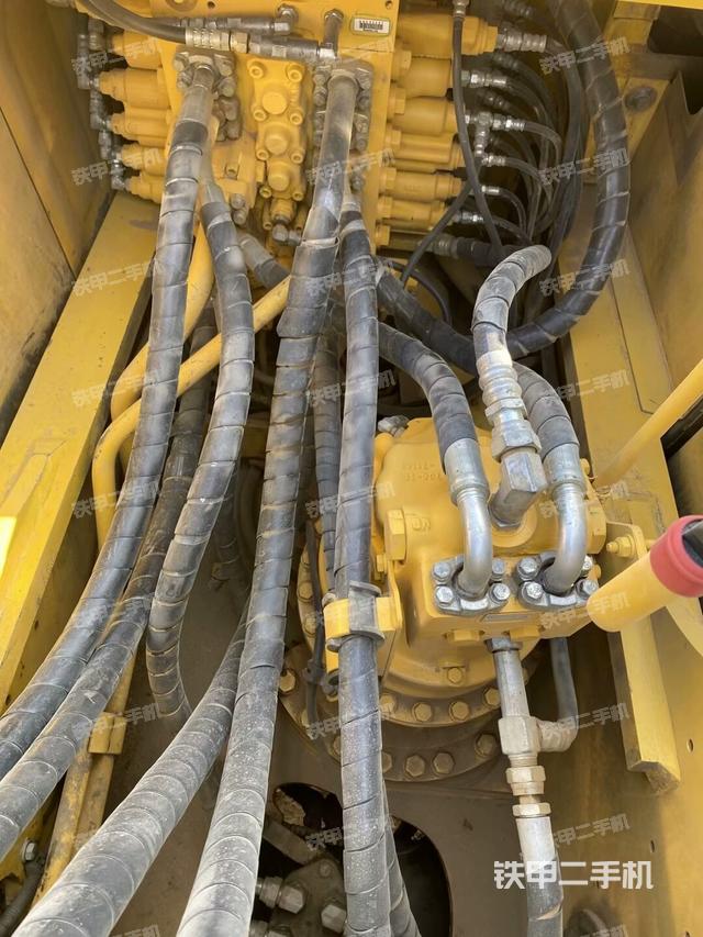 回轉(zhuǎn)馬達(dá)和主控閥（整機(jī)外觀(guān)）