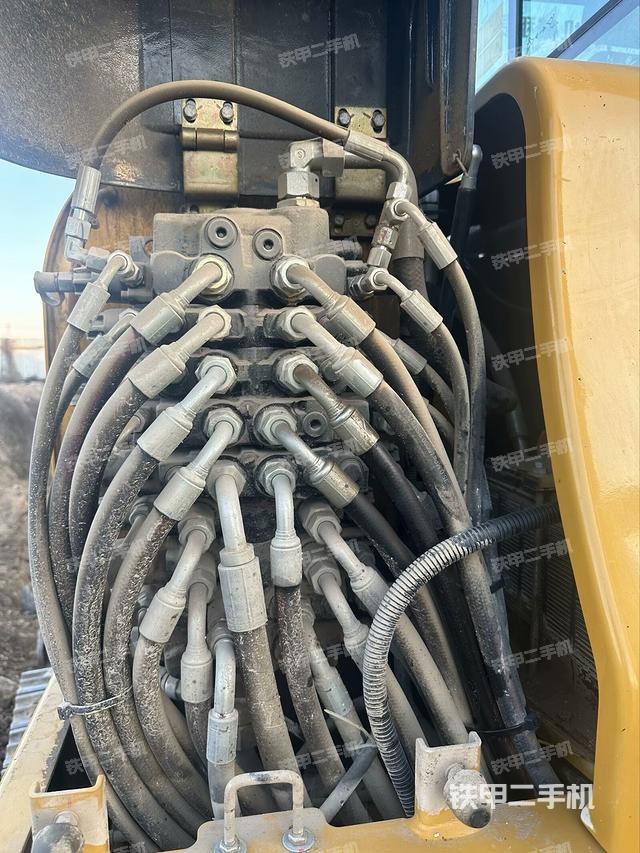 回轉(zhuǎn)馬達(dá)和主控閥（整機外觀）