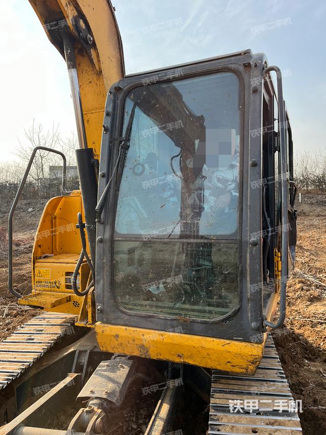 駕駛室整體(整機(jī)外觀) 駕駛室整體(整機(jī)外觀)