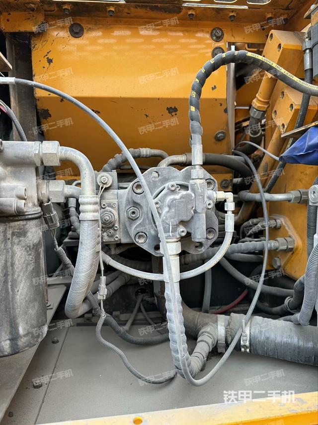 液壓泵艙室正面整體(整機(jī)外觀) 液壓泵艙室正面整體(整機(jī)外觀)