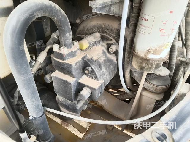 鏟斗右后整體(工作和回轉(zhuǎn)裝置) 鏟斗右后整體(工作和回轉(zhuǎn)裝置)