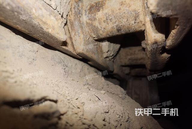 右側(cè)履帶整體(行走機構(gòu)) 右側(cè)履帶整體(行走機構(gòu))