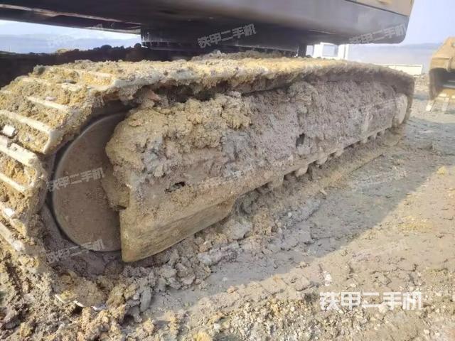 單側(cè)履帶整體(整機(jī)外觀) 單側(cè)履帶整體(整機(jī)外觀)