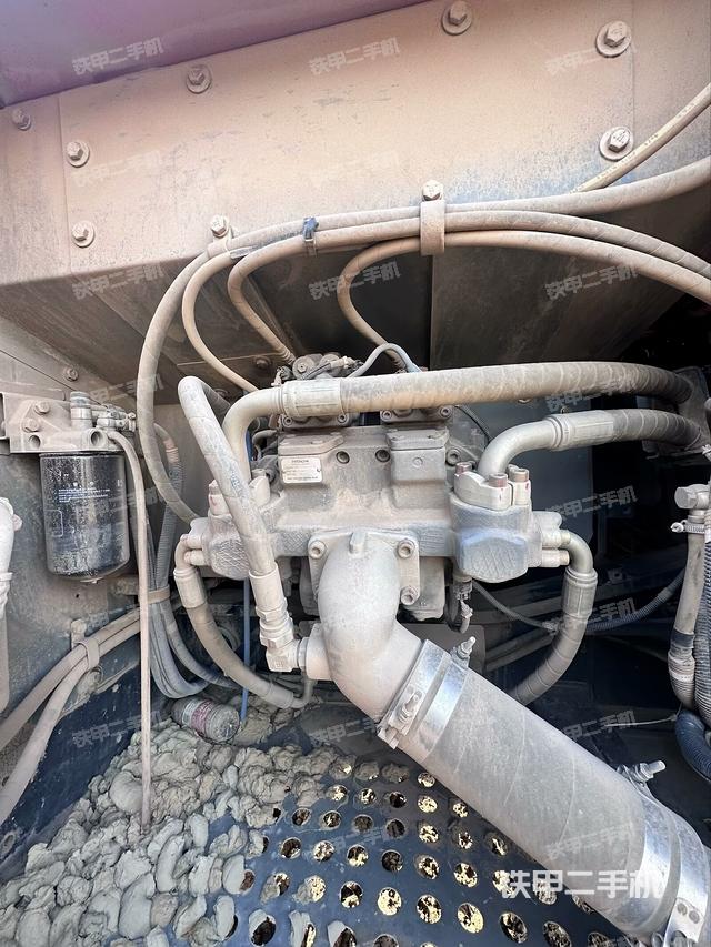 液壓泵艙室正面整體(整機外觀) 液壓泵艙室正面整體(整機外觀)