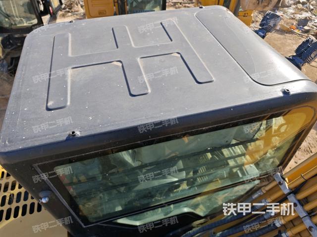 駕駛室頂部(整機(jī)外觀) 駕駛室頂部(整機(jī)外觀)