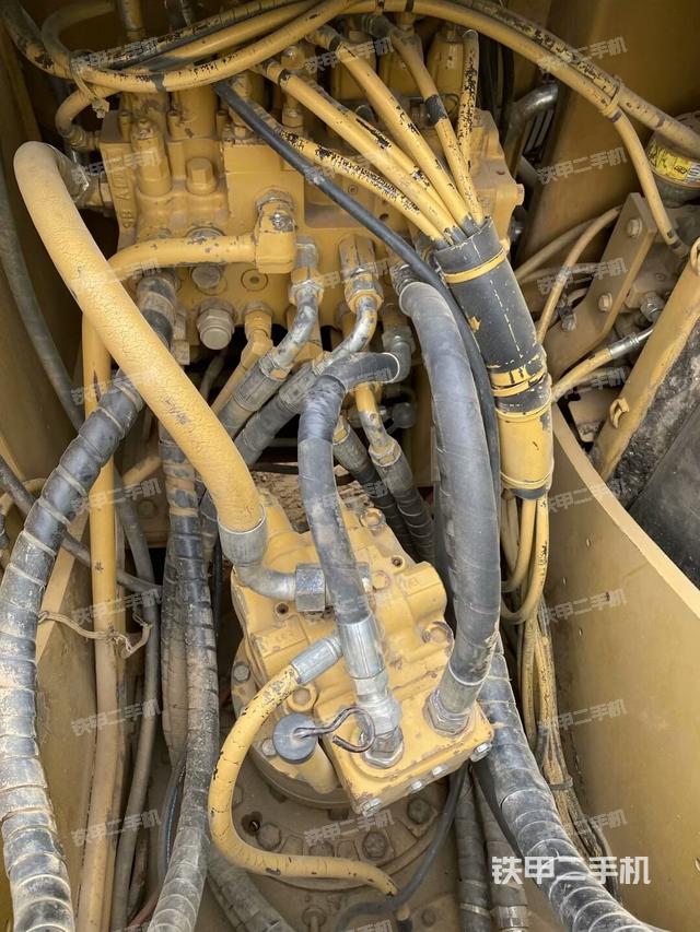 回轉(zhuǎn)馬達(dá)和主控閥(整機(jī)外觀) 回轉(zhuǎn)馬達(dá)和主控閥(整機(jī)外觀)