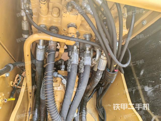 回轉(zhuǎn)馬達(dá)和主控閥(整機(jī)外觀) 回轉(zhuǎn)馬達(dá)和主控閥(整機(jī)外觀)