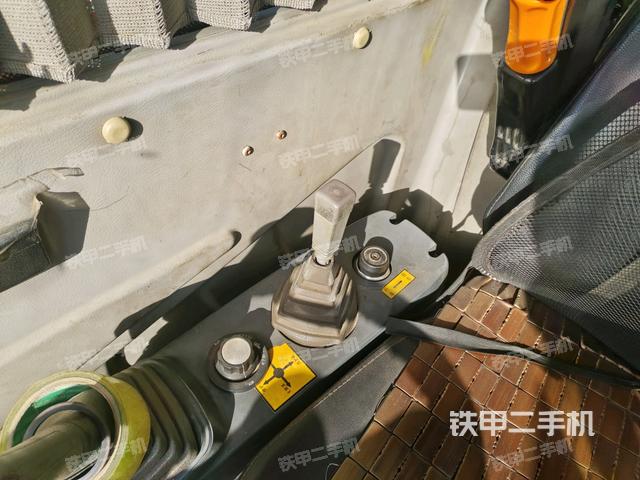 座椅右側(cè)控制臺/鑰匙門/油門/含右手柄(駕駛室部分) 座椅右側(cè)控制臺/鑰匙門/油門/含右手柄(駕駛室部分)