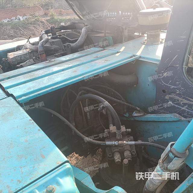回轉(zhuǎn)馬達和主控閥(整機外觀) 回轉(zhuǎn)馬達和主控閥(整機外觀)