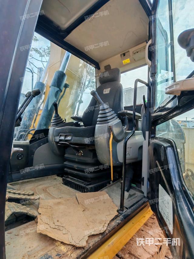 駕駛室頂部(整機(jī)外觀) 駕駛室頂部(整機(jī)外觀)