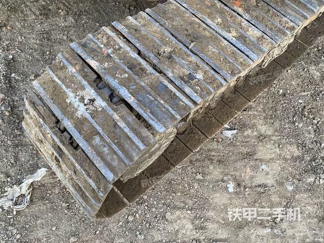單側(cè)履帶整體(整機(jī)外觀) 單側(cè)履帶整體(整機(jī)外觀)