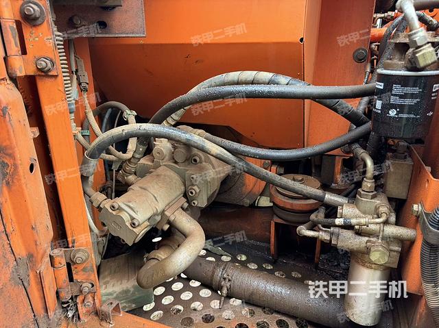 液壓泵艙室正面整體(整機外觀) 液壓泵艙室正面整體(整機外觀)