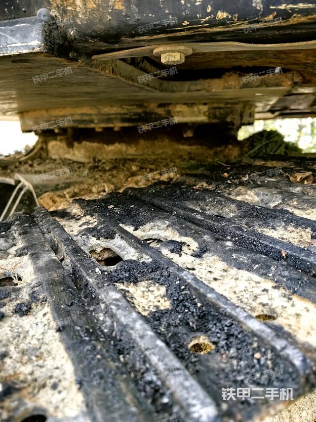 轉盤和下車架正前(工作和回轉裝置) 轉盤和下車架正前(工作和回轉裝置)